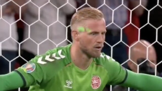 УЕФА разследва Англия заради опит за заслепяване на Каспер Шмайхел