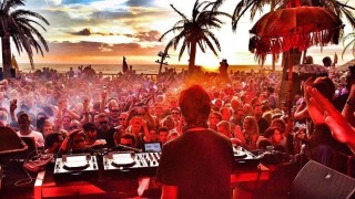 SOLAR Island: Hernan Cattaneo застава зад пулта върху вулканичните скали на остров Света Анастасия
