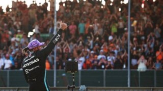 Хамилтън спря победната серия на Верстапен в квалификациите