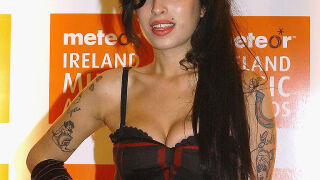 Бащата на Ейми Уайнхаус загуби дело срещу нейни приятелки - ето защо (СНИМКИ)