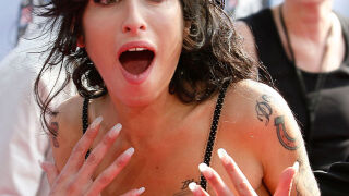 Бащата на Ейми Уайнхаус загуби дело срещу нейни приятелки - ето защо (СНИМКИ)