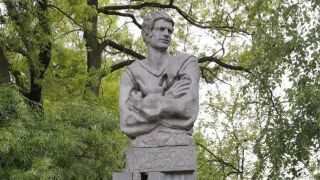 Паметникът на Георги Аспарухов вече има осветление