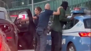 Обиск с пистолет: Взеха за престъпник шампион с 