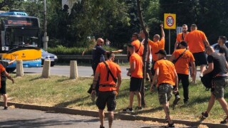 Арести и ранени след масов бой между футболни агитки на 