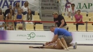 Гимнастичка припадна по време на съчетание