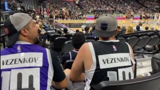 Феновете на Сакраменто вече са с фланелки на Везенков (ВИДЕО)