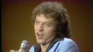 Изпълнителят на хита "Love is in the Air" почина на 69 години