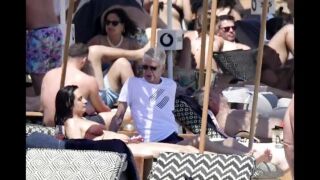 Свеж и на 73: Венгер с мистериозна брюнетка на плажа (ВИДЕО)