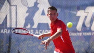 Българин е на четвъртфинал на юношеския 