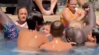 Деца спасяват Шак от удавяне (ВИДЕО)