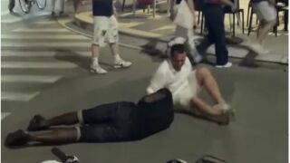 Защо винаги той? Пияният Балотели се въргаля на улицата (ВИДЕО)