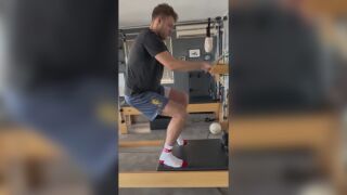 Везенков в студио за пилатес. Всички гледат... чорапите му (ВИДЕО)