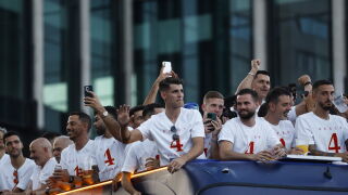 Крал, премиер и стотици хиляди посрещнаха героите (ВИДЕО)