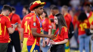 Ямал лекува разбито сърце с... певица и модел (СНИМКА)