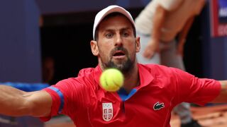 Псува и бие: Джокович е на 1/4-финал в Париж (ВИДЕО)