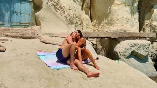 Целувки, море и котка: Романтика със Саша Везенков (СНИМКИ)