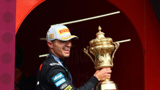 Ландо Норис триумфира след пълен хаос на 