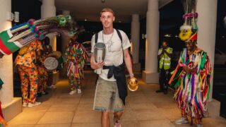 Шарени дрехи и пера: Коул Палмър при роднините на Карибите! (ВИДЕО)