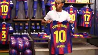 Ламин Ямал спира да дава автографи! 