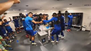 Влезте в съблекалнята на Левски след геройството над Апоел! (ВИДЕО)