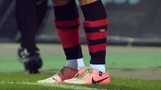 Сезонът в Първа лига започна със... скъсани чорапи 