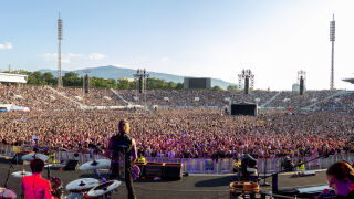 Над 40 000 души пяха с Guns N’ Roses в София - ето как изглеждаше атмосферата на "Васил Левски" (СНИМКИ)