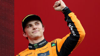 Дъждът не спря Пиастри за шеста победа