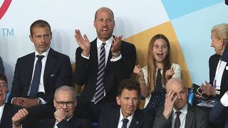 Сладък момент между баща и дъщеря - принцеса Шарлот и принц Уилям празнуват футболна победа