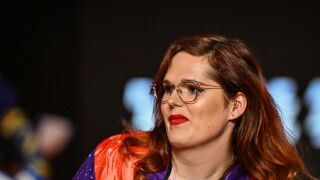 Изключиха трансджендър от женския дартс