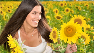 Бляскави коси под слънчеви лъчи 