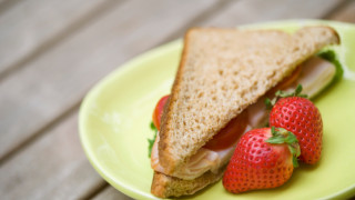 Сандвичи с пуешко и ягоди