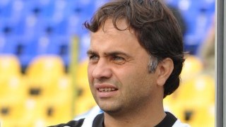 Фенове обсадиха Митов, той си тръгва от 