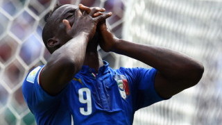 Глупостите не спират: Балотели хвърли пиратка в съблекалнята (ВИДЕО)