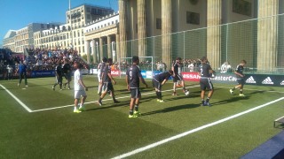 Вижте кои легенди подгряха феновете за големия финал (СНИМКИ)