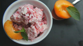 Леден йогурт с вишни, кайсии и маскарпоне (рецепта)