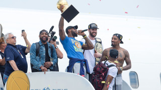 Десетки хиляди фенове посрещнаха Леброн Джеймс и Кавалиърс като царе 