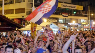 Лудост от Бордо до Загреб! Как хърватските фенове отпразнуваха победата над Испания