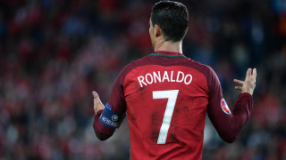 Кристиано хвърли микрофон на репортер в езеро (ВИДЕО) 