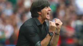 Йоахим Льов тушира напрежението с колоездене