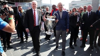 Трофеят от Шампионска лига пристигна в Кардиф с моторна лодка (СНИМКИ)