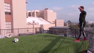 Неймар бележи от покрива в Холивуд (ВИДЕО)