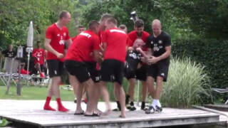 Футболисти на ЦСКА хвърлиха рожденик в басейн (ВИДЕО)