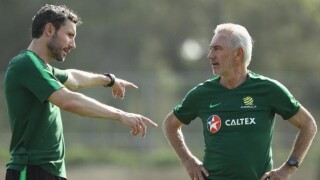 Селекционерът на Австралия плаща заплатите на помощниците си