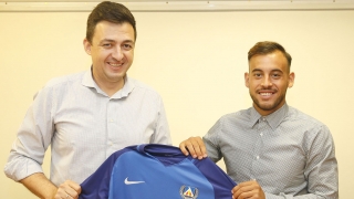 Втори чужденец акостира на 