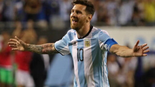 За 31-ия рожден ден: Среща между Меси и негов двойник... от шоколад (ВИДЕО)