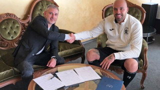 Николай Михайлов остава в 