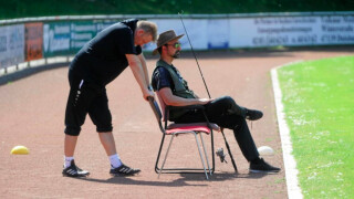 Треньор се яви за последния си мач в пълно... риболовно снаряжение