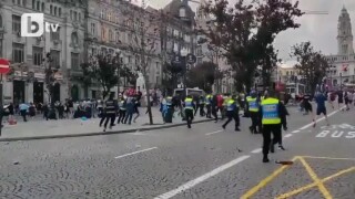 Задържаха трима англичани след сблъсъци с полицията в Порто (ВИДЕО)