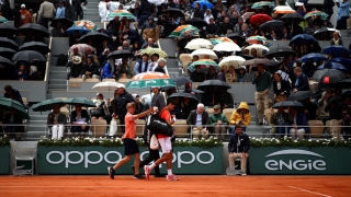 Джокович и Тийм доиграват полуфинала в събота