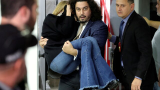 След 6 часа разпит: Моделът на Неймар припадна (ВИДЕО)